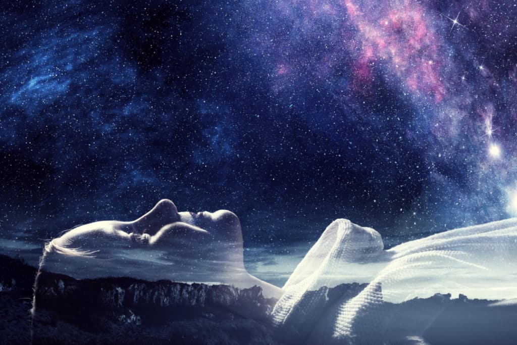 une femme est allongée en transparence devant un paysage de la voie lactée. elle a les yeux grands ouverts et regarde le ciel. elle porte un pull blanc à col roulé.