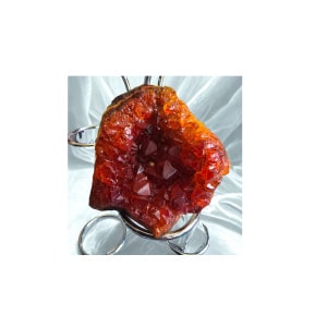 Également connue sous le nom de Vug minéral (cavité tapissée de cristaux), cette pièce est une formation naturelle spectaculaire. Les cristaux de quartz scintillants, teintés d'un orange vibrant, amplifient la lumière et l'énergie, créant un point focal éclatant dans toute pièce. Propriétés en Lithothérapie : Créativité, Vitalité et Purification Cette géode combine la puissance du Quartz amplificateur avec la vibration chaleureuse de la couleur orange : Amplification et Purification Purification Spatiale : La forme de géode est traditionnellement utilisée pour absorber et purifier les énergies négatives d'une pièce. Rechargement : Elle peut servir à recharger d'autres cristaux et objets spirituels en les plaçant à l'intérieur de sa cavité. Énergie et Créativité (Chakra Sacré) Joie et Vitalité : La couleur orange est associée au Chakra Sacré. Elle stimule la joie de vivre, l'enthousiasme et la vitalité. Créativité : Elle est idéale pour débloquer l'inspiration, stimuler la créativité et encourager les nouveaux projets. Bien-être Le Quartz est un maître-guérisseur qui harmonise le corps et l'esprit. Format : Géode de Quartz (Cluster/Vug), taillée ou clivée pour révéler l'intérieur cristallisé.
