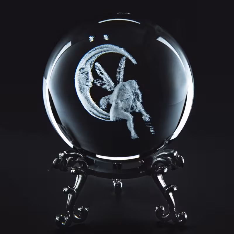 Boule de Cristal Féérique Lune Gravée en 3D Le Guide Lumineux de la Nuit, au Cœur du Royaume Féérique Cette boule de cristal transporte la magie et le mystère du ciel nocturne directement dans votre intérieur.