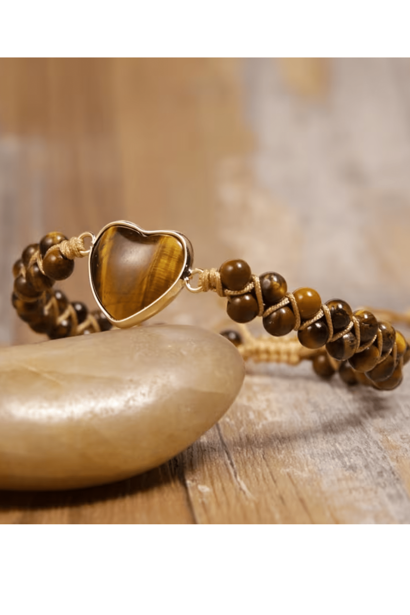 Bracelet double tressé fait main en Œil de Tigre naturel avec pendentif Cœur. Un bijou bohème ajustable qui offre protection, confiance et courage. Style vintage.
