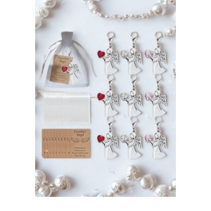 Ce délicat porte-clés Ange est le souvenir parfait pour marquer les moments importants de la vie. Chaque pièce est soigneusement sélectionnée et prête à offrir, livrée dans une élégante pochette en organza. L'Ange, finement travaillé, symbolise la pureté, la protection et la bienveillance, en faisant un cadeau idéal pour tous vos invités.