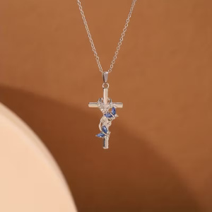 Collier Pendentif Croix Exquis avec Design Papillon Enveloppé La Croix de la Rédemption enveloppée par le Symbole de la Transformation