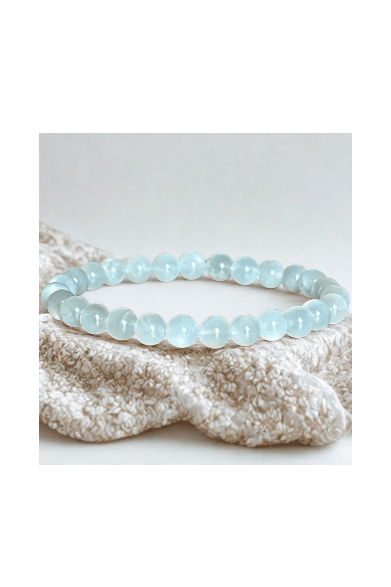 Laissez-vous séduire par notre magnifique Bracelet en Pierre de Lune, une création artisanale qui allie l'élégance minimaliste à une énergie puissant