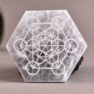 Plaque de Rechargement en Sélénite – Cube de Métatron Découvrez le pouvoir de purification et de rechargement avec cette magnifique plaque gravée en Sélénite
