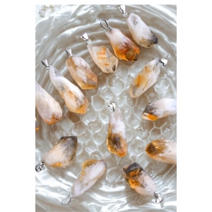 Ce pendentif unique en Citrine brute attire la prospérité, renforce la confiance en soi et diffuse une énergie de joie. Un bijou unisexe idéal pour le chakra du Plexus Solaire.