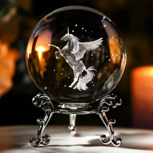Boule de Cristal Licorne Gravée en 3D L'Art de la Clairvoyance au Cœur du Royaume Enchanté Cette pièce d'art divinatoire unique est une fusion sublime entre la technologie moderne et le mystère intemporel