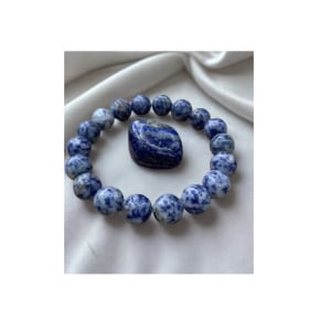 Découvrez notre bracelet artisanal en Lapis-Lazuli (perles de 10 mm). La pierre de la sagesse des pharaons, idéale pour la communication, l'intuition et l'apaisement.
