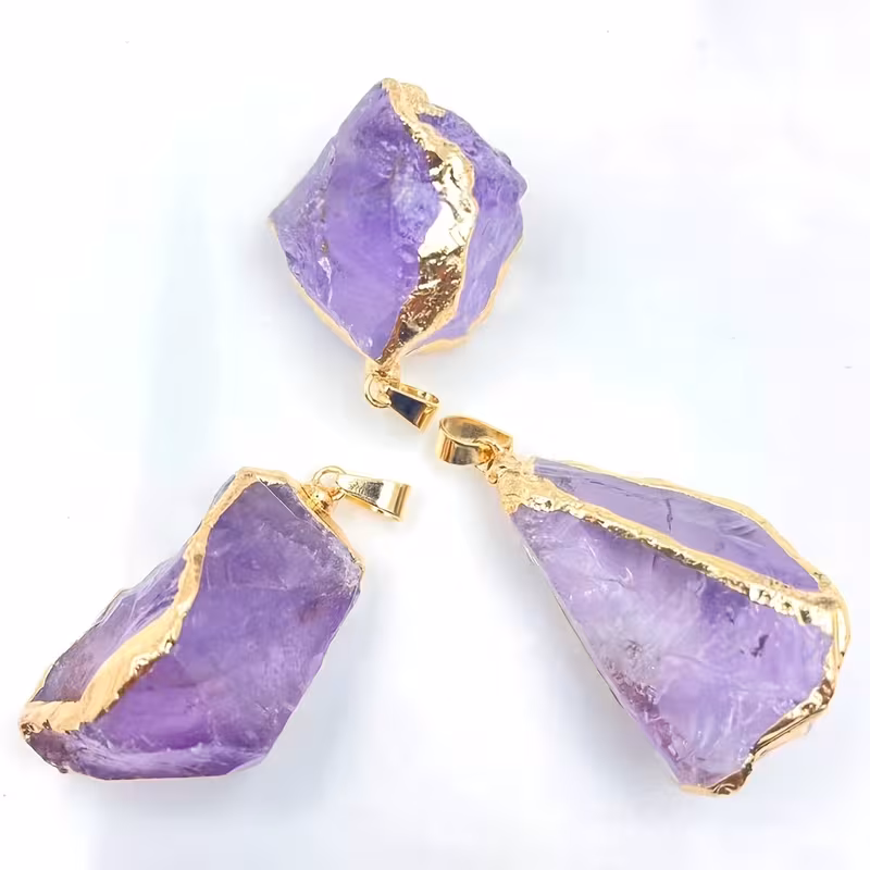 Pendentif Tendance Améthyste Naturelle - Pierre Brute à Bord Doré - Intuition et Sérénité