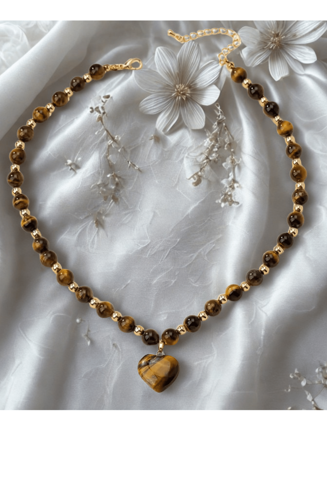 Pendentif Cœur en Œil de Tigre, le talisman de la protection par excellence. Ce bijou renforce le courage, l'estime de soi et vous préserve des énergies négatives.