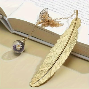 Marque-Page Plume et Papillon – Métal Couleur Or L'Élégance de l'Écrit, le Symbole de la Transformation Ce marque-page exquis n'est pas seulement un accessoire de lecture, c'est une pièce de joaillerie pour vos livres.