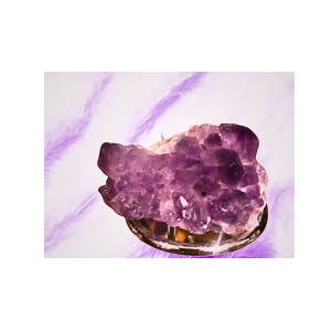L'améthyste, une variété de quartz, est l'une des pierres les plus vénérées en lithothérapie. Chaque pièce est unique, affichant des formations cristallines naturelles spectaculaires et une palette de couleurs envoûtante, allant des délicats lavandes et lilas aux nuances de violet profond et uniforme, couleur considérée comme la plus prisée. En conservant sa forme brute, la pierre préserve l'intégralité de son énergie vibratoire.