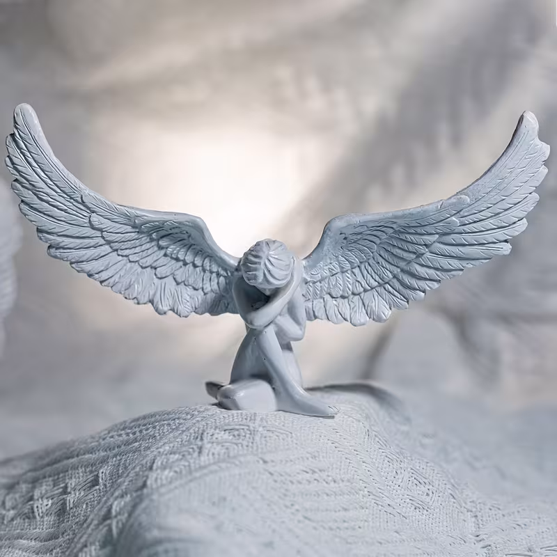 Statuette Ailes d'Ange – Symbole de Protection et de Présence Divine La Manifestation de l'Ange Gardien et de la Paix Céleste Cette statuette délicate, mettant en scène des Ailes d'Ange, est une représentation subtile et puissante de la présence divine et de la protection spirituelle.