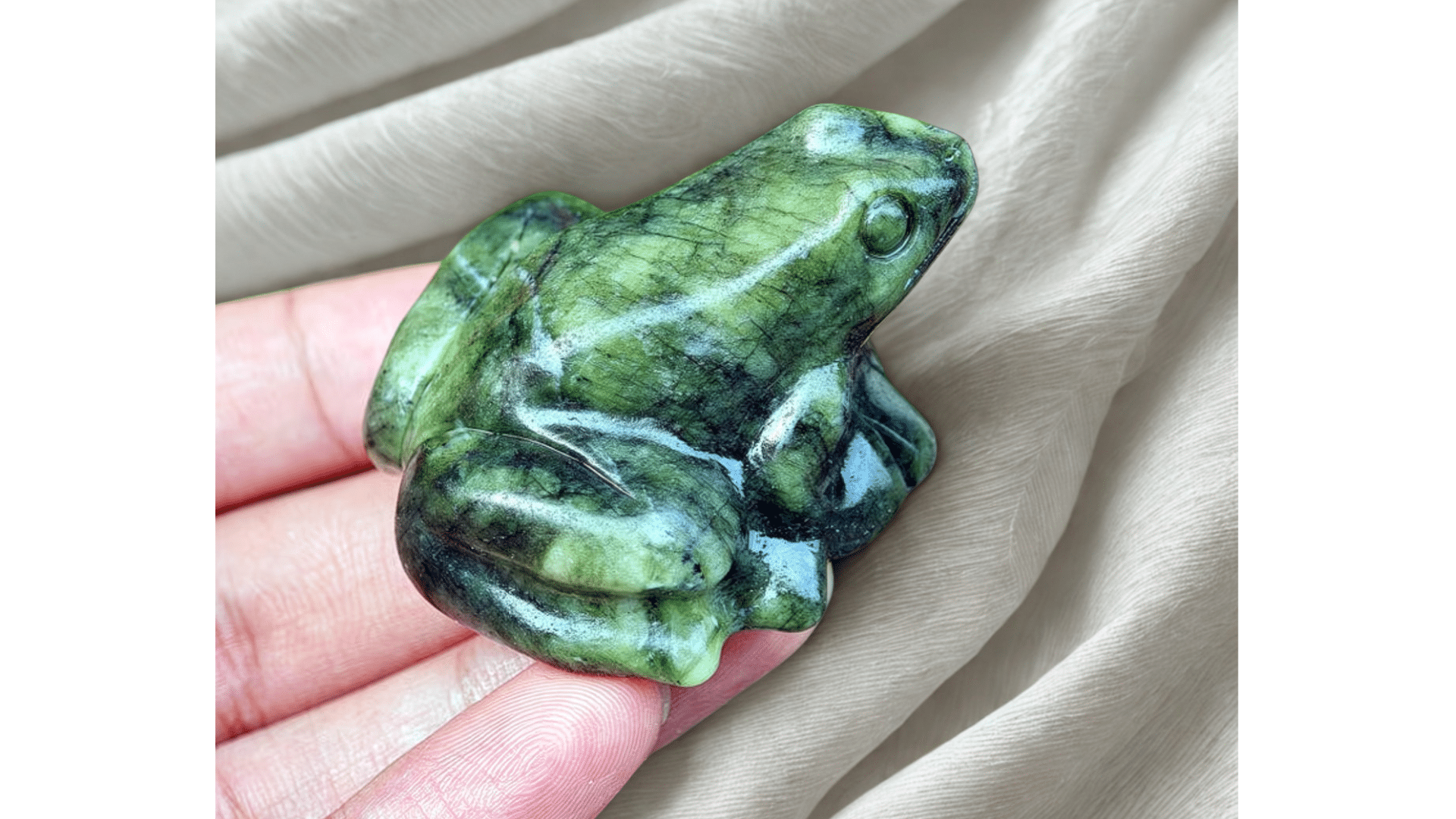 GRENOUILLE EN SERPENTINE NATURELLE – 5 CM