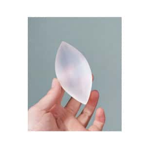Bol en Sélénite Naturelle en Forme de Feuille – Purification et Clarté Ajoutez une touche de nature et de lumière à votre collection de lithothérapie avec ce magnifique bol en Sélénite sculpté dans une élégante forme de feuille