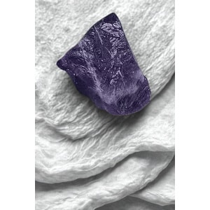 Découvrez un fragment de Fluorite Violette dans sa forme brute et irrégulière, un minéral reconnu pour sa beauté cristalline et ses teintes allant du lilas au violet profond. Surnommée le minéral le plus coloré du monde , la Fluorite Violette est prisée en lithothérapie pour son action puissante sur l'esprit.