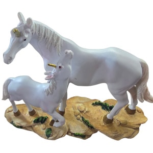 Une magnifique figurine en résine capturant le lien tendre entre une Licorne et son poulain. Incarnation de l'amour maternel, de la pureté et de l'enchantement.