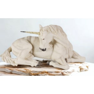Évoquez une ambiance de calme et de sérénité avec cette Licorne en résine blanche. Sa couleur immaculée symbolise la pureté et la douceur. Un accent décoratif apaisant, idéal pour créer un espace de bien-être et de rêve dans votre maison.