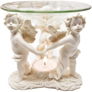 Le Brûle-Parfum Ange est un cadeau idéal pour un anniversaire, une pendaison de crémaillère, ou pour offrir un message de réconfort et d'affection. Il est souvent associé à des huiles telles que le Palo Santo, la Sauge ou la Myrrhe pour des rituels de purification.