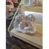 Placez la petite statue ange sur une commode, une table de chevet, ou au milieu d'une composition florale pour créer une ambiance douce et apaisante.